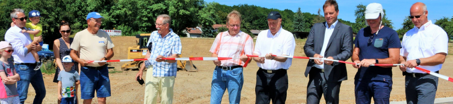Planer, Baufirma, Vertreter der Stadt und künftige Bauherren zerschneiden das Absperrband. Die Bauarbeiten können jetzt bald beginnen. Foto: Archiv/Plückthun Planer, Baufirma, Vertreter der Stadt und künftige Bauherren zerschneiden das Absperrband. Die Bauarbeiten können jetzt bald beginnen. Foto: Archiv/Plückthun