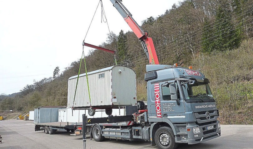 Mit dem ROHO Kran-Lkw werden dem Kunden die Bauwagen und Container direkt geliefert und am neuen Bestimmungsort aufgestellt und montiert. Mit dem ROHO Kran-Lkw werden dem Kunden die Bauwagen und Container direkt geliefert und am neuen Bestimmungsort aufgestellt und montiert.