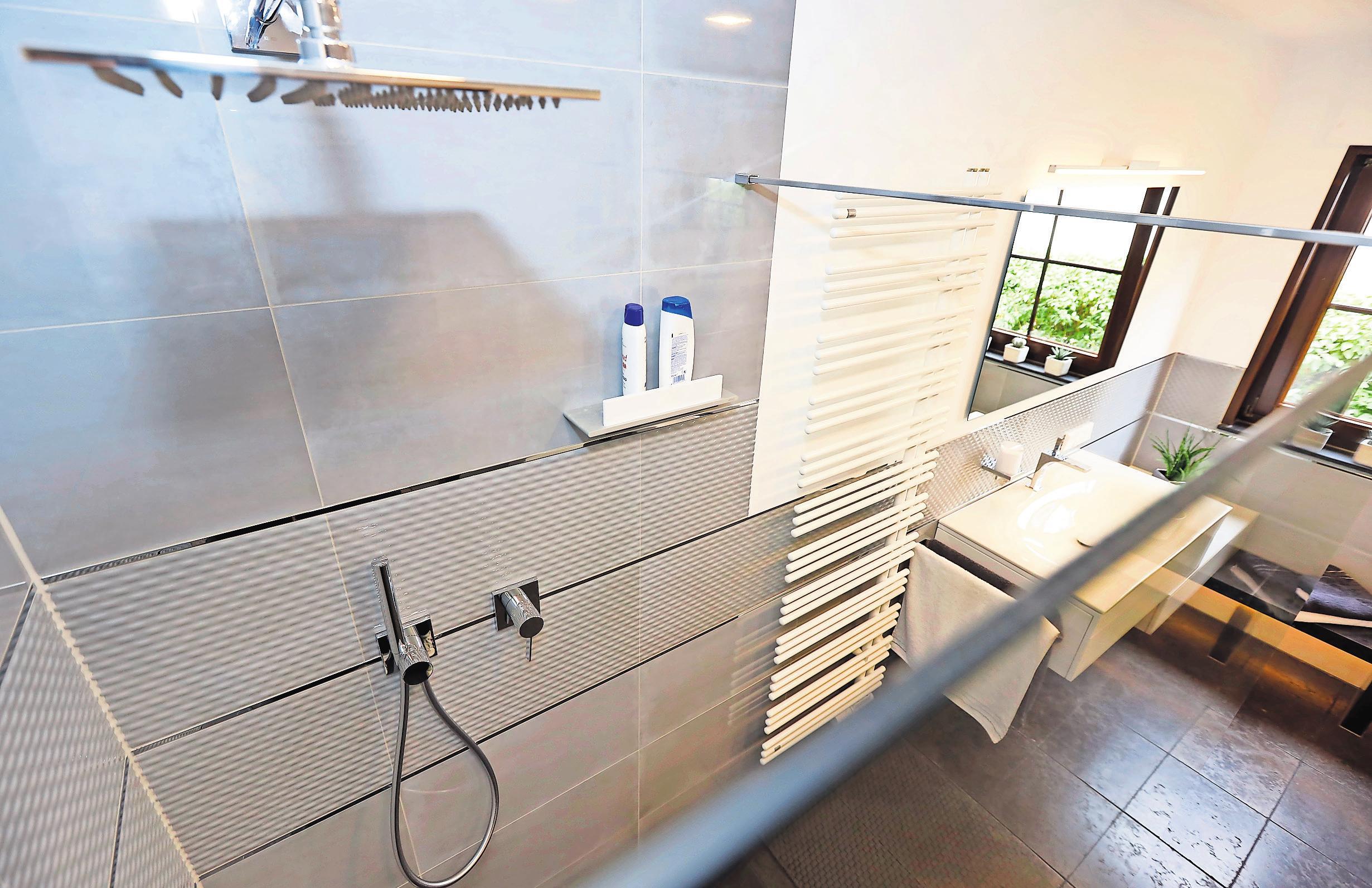 Bodentief und offen fügt sich die Regendusche perfekt ins Badezimmer ein. Bodentief und offen fügt sich die Regendusche perfekt ins Badezimmer ein.