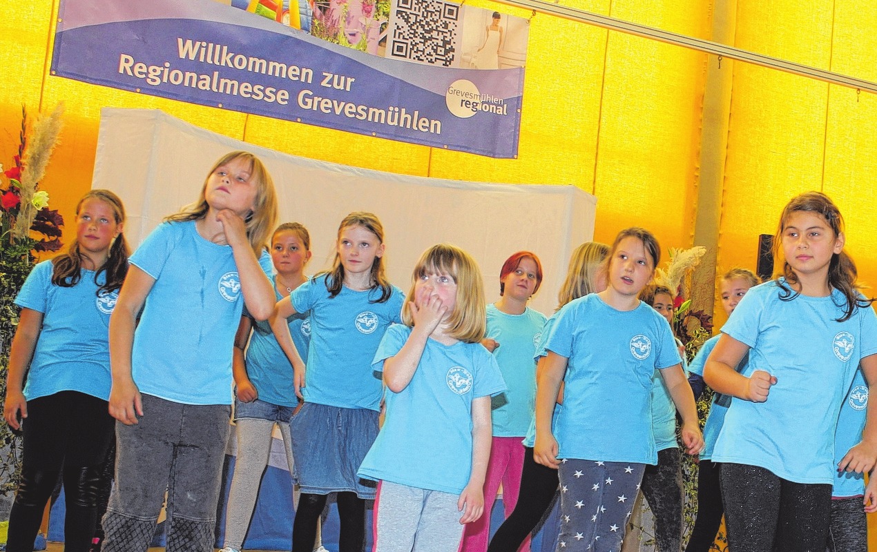 Die Fundancer von Blau-Weiß Grevesmühlen treten im Showprogramm auf. Die Fundancer von Blau-Weiß Grevesmühlen treten im Showprogramm auf.