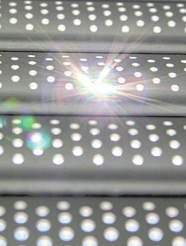 Moderne Lichtschienen, mit denen sich einzelne Lamellen von Rollläden ersetzen lassen, verfügen über eine löchrige Struktur, die Tageslicht einfallen lässt. Foto: djd/Schanz Rollladensysteme Moderne Lichtschienen, mit denen sich einzelne Lamellen von Rollläden ersetzen lassen, verfügen über eine löchrige Struktur, die Tageslicht einfallen lässt. Foto: djd/Schanz Rollladensysteme