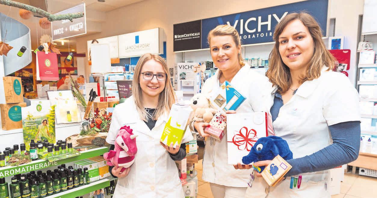 LAUTER GUTE GABEN: Das Team der Petersbogen-Apotheke hat zahlreiche Produkte im Sortiment, die sich hervorragend unterm Weihnachtsbaum machen. Foto: Christian Modla LAUTER GUTE GABEN: Das Team der Petersbogen-Apotheke hat zahlreiche Produkte im Sortiment, die sich hervorragend unterm Weihnachtsbaum machen. Foto: Christian Modla