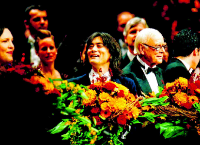 2003 Der damalige Bundespräsident Johannes Rau und Ehefrau Christina (kl. F. r.) zählten ebenso wie Alexandra Kamp,Wolfgang Joop und Alice Schwarzer (kl. F. l.) zu den Gästen der 10. Festlichen Operngala, die von Kent Nagano (gr. F. m.) dirigiert und von Loriot (gr. F. r.) moderiert wurde. PA/ZB/SÖREN STACHE 2003 Der damalige Bundespräsident Johannes Rau und Ehefrau Christina (kl. F. r.) zählten ebenso wie Alexandra Kamp,Wolfgang Joop und Alice Schwarzer (kl. F. l.) zu den Gästen der 10. Festlichen Operngala, die von Kent Nagano (gr. F. m.) dirigiert und von Loriot (gr. F. r.) moderiert wurde. PA/ZB/SÖREN STACHE
