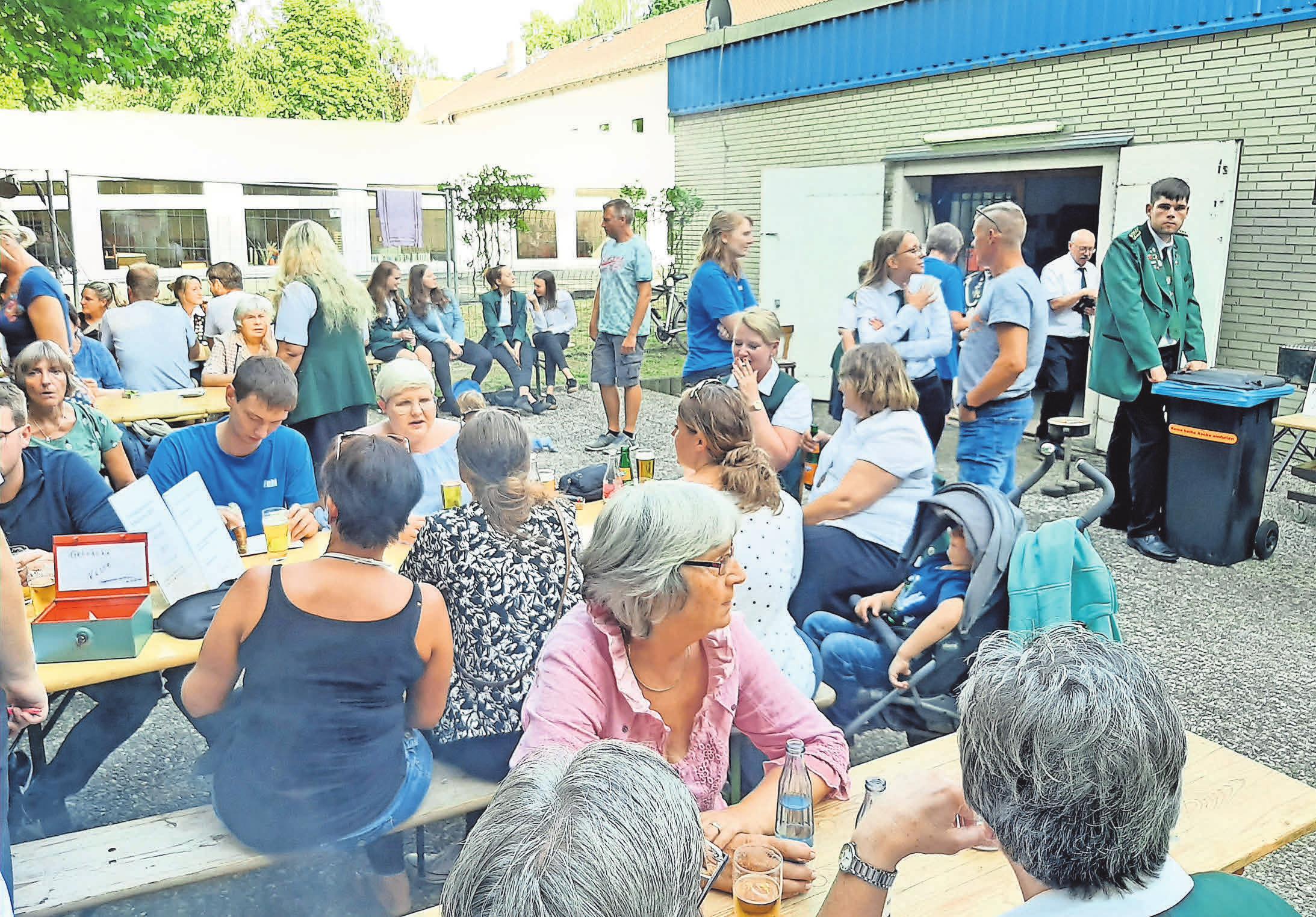 Im Garten des Vereinsheims warten die Schützen auf die Ergebnisse. Im Garten des Vereinsheims warten die Schützen auf die Ergebnisse.