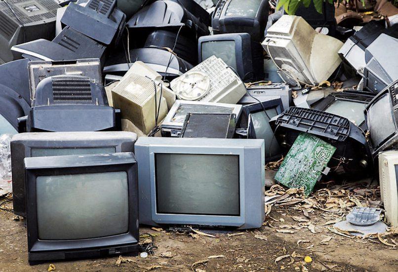 Wenn ein Computer ausgedient hat, landet er nicht zwangsläufig auf dem Recyclinghof. Viele heben ihn auf, zeigt eine Umfrage. Wer sich vom alten Gerät trennt, darf ein wichtiges Detail nicht vergessen. Bild: © Yanukit - Fotolia.com