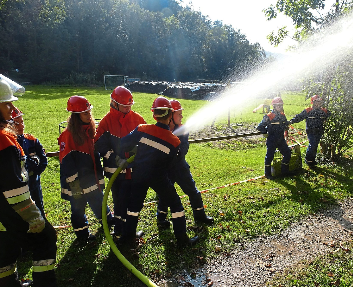 Die Jugendlichen ab 12 Jahren dürfen schon richtig ran ans Gerät. Beim 24-Stunden- Berufsfeuerwehrtag etwa mussten sie auch einen Waldbrand im Birktal bekämpfen. Die Jugendlichen üben bei ihren Treffen, wie bei Autounfällen vorgegangen werden muss. Mit ihrer Jugendarbeit sind die Kipenberger Feuerwehr für die Zukunft gerüstet. Fotos: FFW Kipfenberg Die Jugendlichen ab 12 Jahren dürfen schon richtig ran ans Gerät. Beim 24-Stunden- Berufsfeuerwehrtag etwa mussten sie auch einen Waldbrand im Birktal bekämpfen. Die Jugendlichen üben bei ihren Treffen, wie bei Autounfällen vorgegangen werden muss. Mit ihrer Jugendarbeit sind die Kipenberger Feuerwehr für die Zukunft gerüstet. Fotos: FFW Kipfenberg