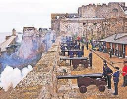 Mittags werden Kanonenschüsse auf Castle Cornet abgefeuert. Foto: Chris George/visit guernsey Mittags werden Kanonenschüsse auf Castle Cornet abgefeuert. Foto: Chris George/visit guernsey