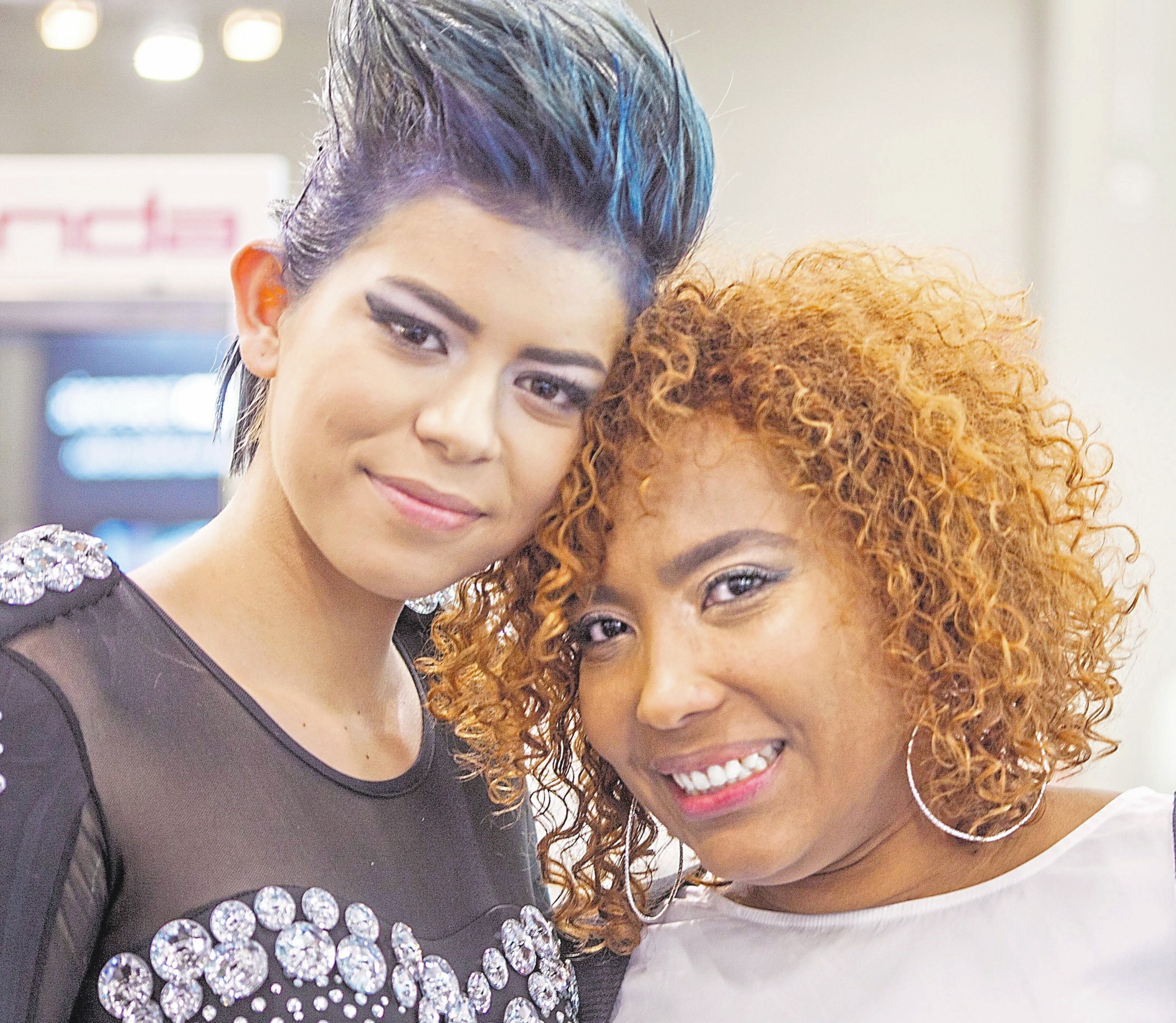 160 Minuten hatte Fiol Thormann (rechts) Zeit, um Model Georgia Buczynski mit neuem Haarschnitt und neuer Haarfarbe und zwei Stylings zu präsentieren. 160 Minuten hatte Fiol Thormann (rechts) Zeit, um Model Georgia Buczynski mit neuem Haarschnitt und neuer Haarfarbe und zwei Stylings zu präsentieren.
