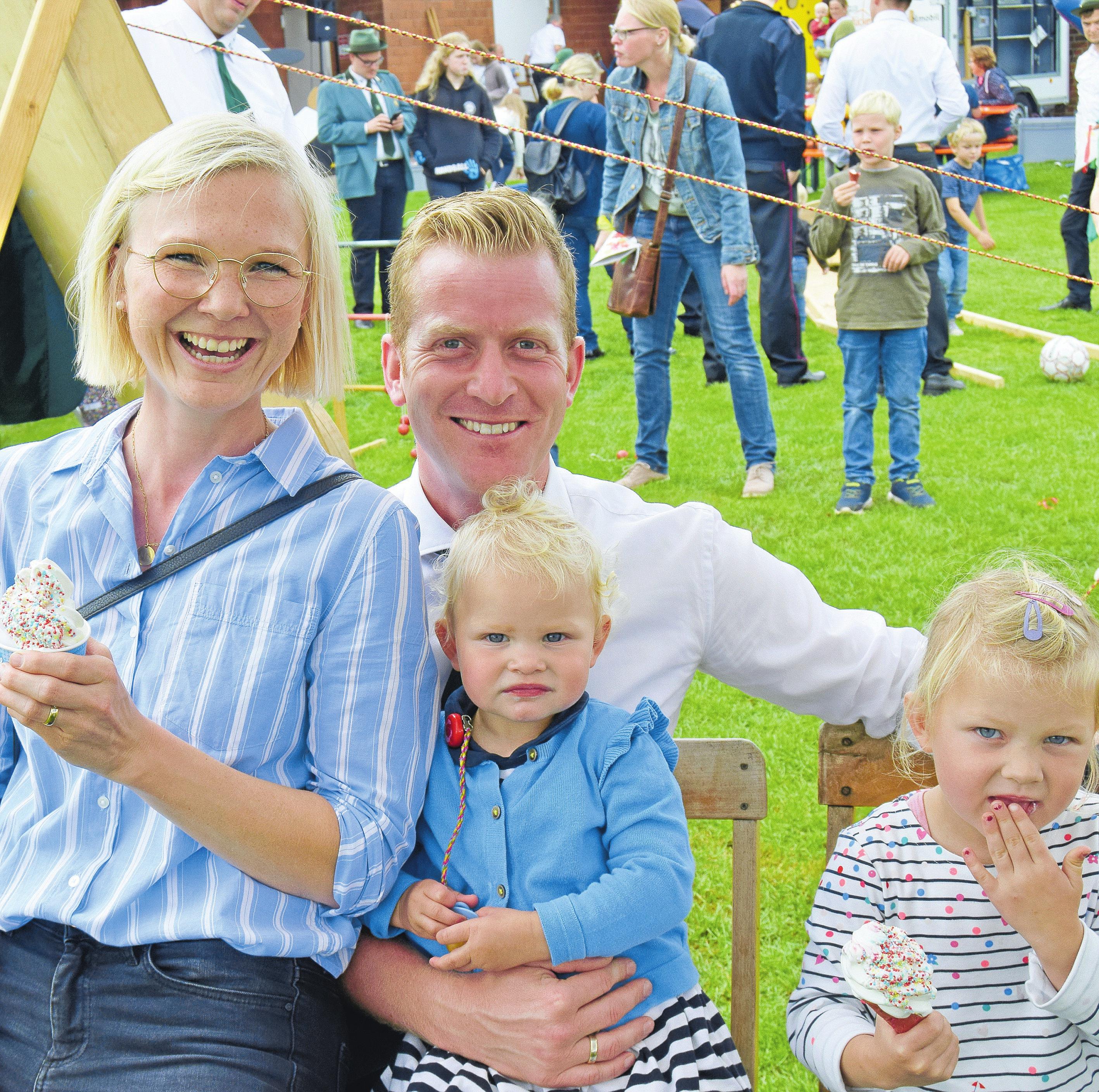 Familie Drahmann freut sich auf´s Osterfeiner Schützenfest: (von links) Marita und Dominik mit ihren Kindern Antonia (l.) und Sophia.