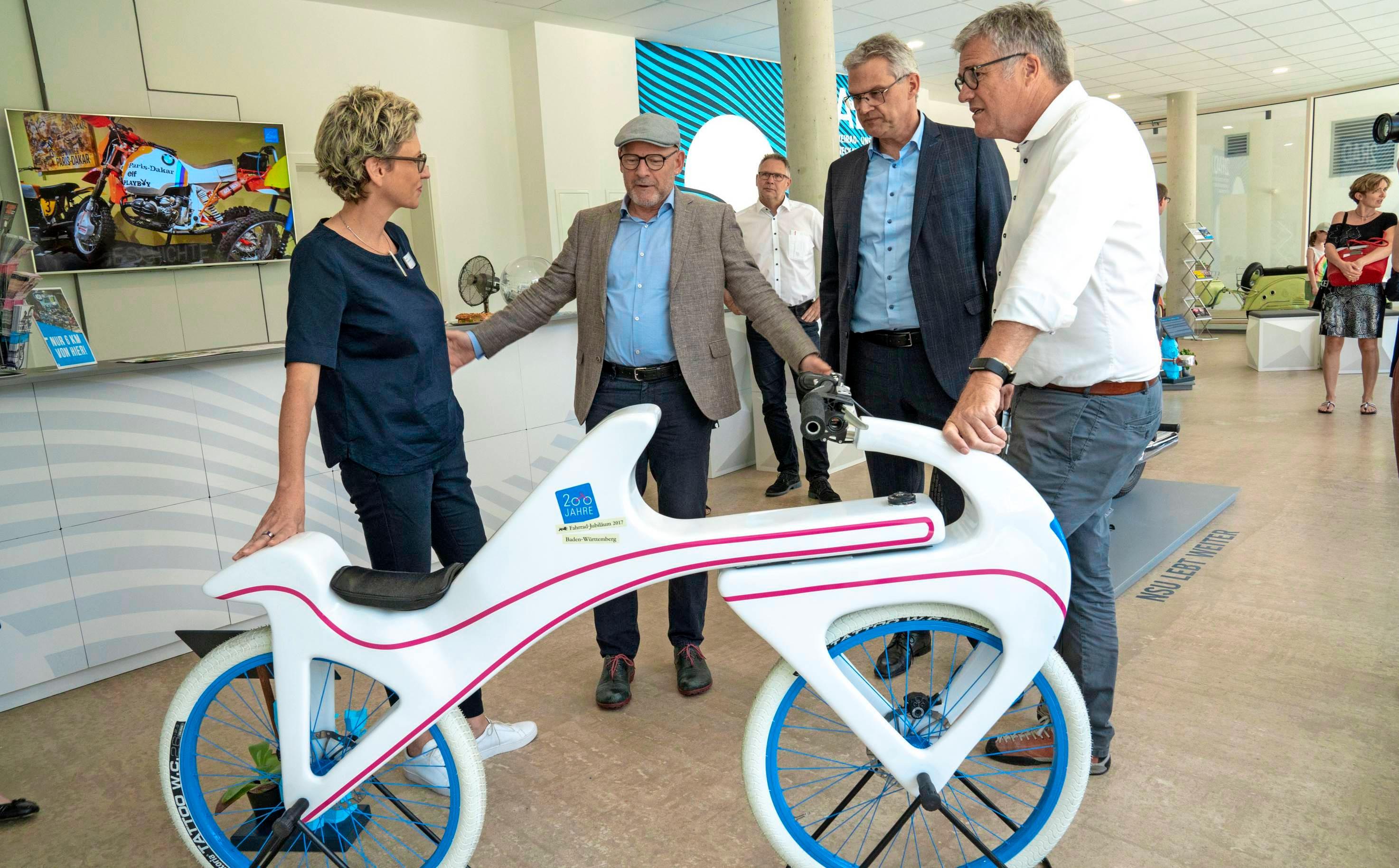 Übergabe der Hightech-Draisine: (v. li.) Museumsleiterin Natalie Scheerle-Walz, Landesverkehrsminister Winfried Hermann, Oberbürgermeister Steffen Hertwig und Buga-Geschäftsführer Hanspeter Faas. Foto: Jürgen Häffner Übergabe der Hightech-Draisine: (v. li.) Museumsleiterin Natalie Scheerle-Walz, Landesverkehrsminister Winfried Hermann, Oberbürgermeister Steffen Hertwig und Buga-Geschäftsführer Hanspeter Faas. Foto: Jürgen Häffner