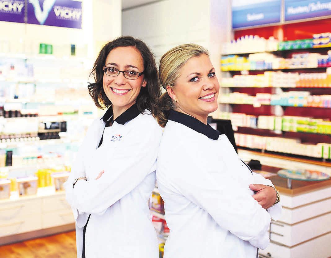 Die Apothekerinnen Saskia Kessler und Vera Hohlweg-Majert stellen die richtige Reiseapotheke zusammen. Die Apothekerinnen Saskia Kessler und Vera Hohlweg-Majert stellen die richtige Reiseapotheke zusammen.