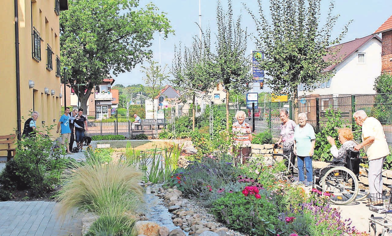 Im Sommer ist der wunderschöne Lebensgarten ein herrlicher Treffpunkt. Im Sommer ist der wunderschöne Lebensgarten ein herrlicher Treffpunkt.