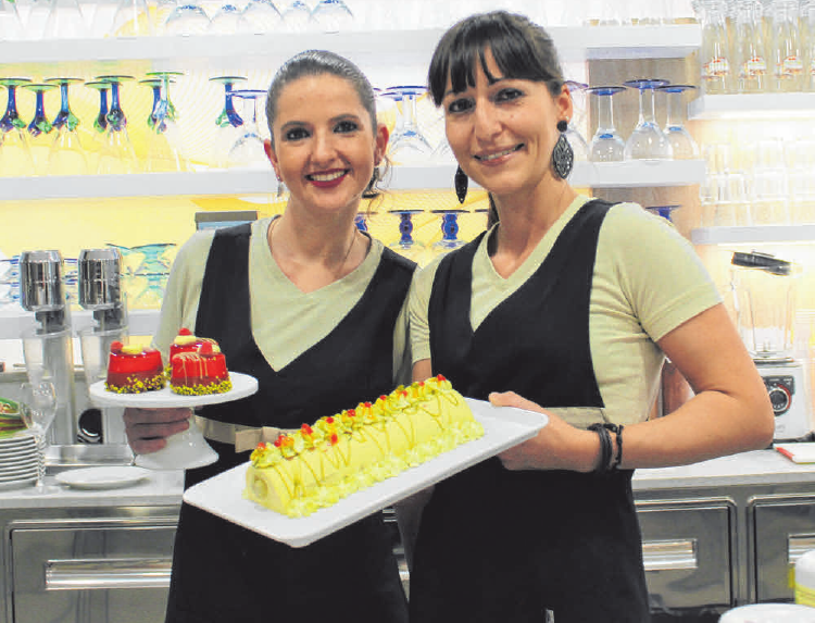 Amanda und Luisa mit ihren selbst hergestellten Semifreddi Amanda und Luisa mit ihren selbst hergestellten Semifreddi