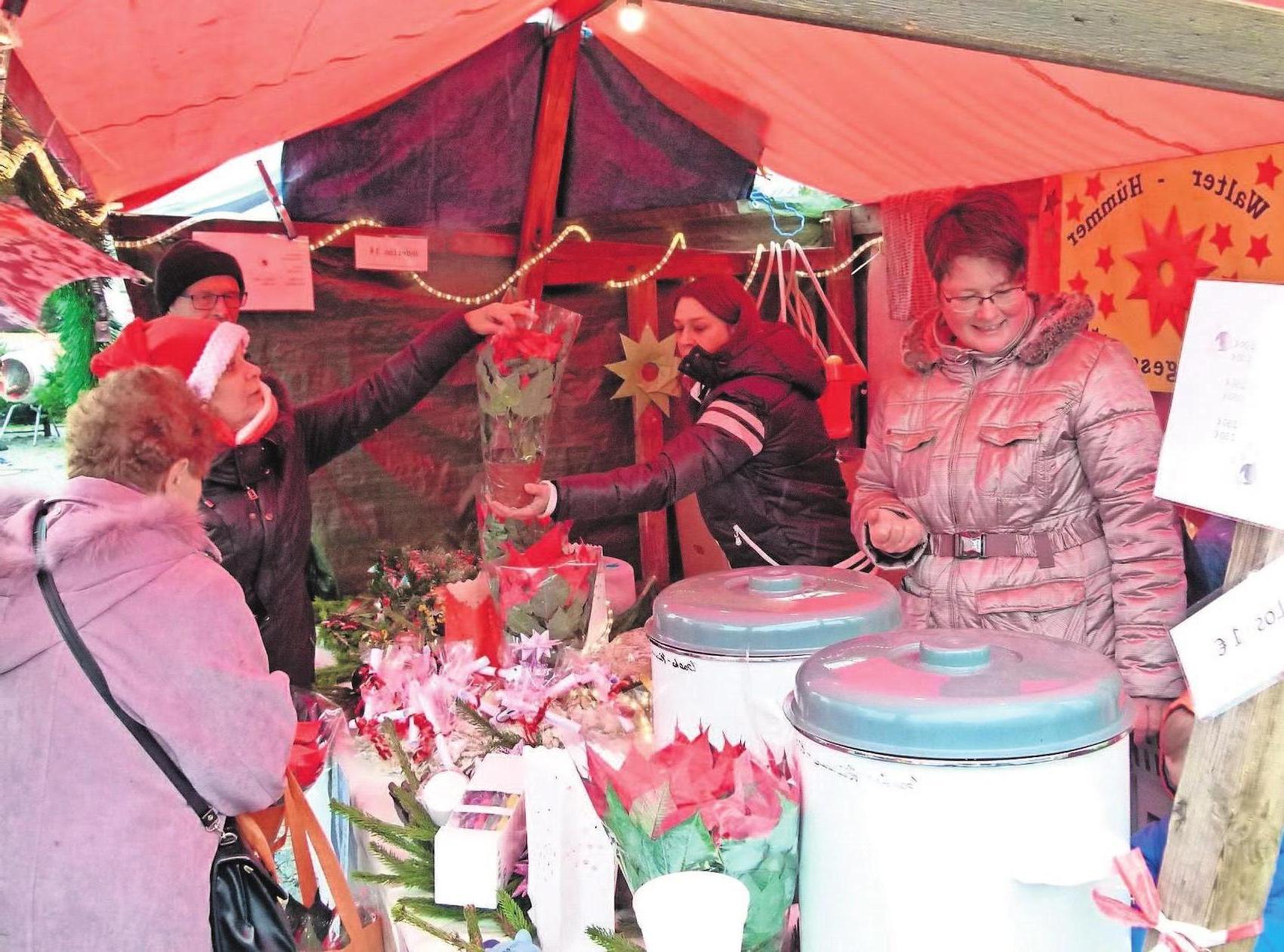 Das Angebot zum Weihnachtsmarkt ist vielfältig. Und zwischendurch kann man sich mit einem Glühwein aufwärmen. Das Angebot zum Weihnachtsmarkt ist vielfältig. Und zwischendurch kann man sich mit einem Glühwein aufwärmen.