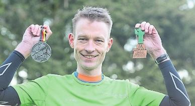 Felix Dreisow von der SG Finne Billroda zeigt stolz seine Medaillen, die er 2019 bei den Deutschen Meisterschaften gewann: Silber (Marathon) und Bronze (Halbmarathon). FOTO: ANDREAS LÖFFLER Felix Dreisow von der SG Finne Billroda zeigt stolz seine Medaillen, die er 2019 bei den Deutschen Meisterschaften gewann: Silber (Marathon) und Bronze (Halbmarathon). FOTO: ANDREAS LÖFFLER