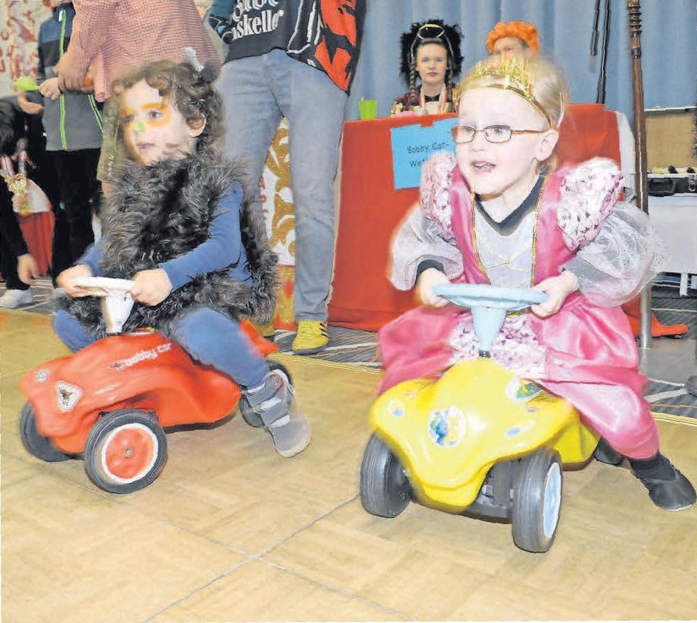 Auf die Plätze, fertig, los: Kinder haben Spaß beim kleinen Bobbycarrennen Auf die Plätze, fertig, los: Kinder haben Spaß beim kleinen Bobbycarrennen