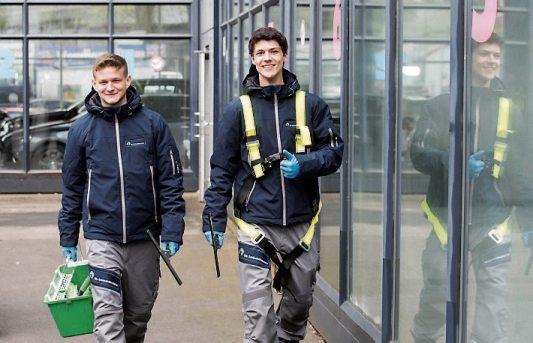 Spezielle Bereiche wie beispielsweise Fassaden werden mit entsprechenden Anlagen und unter hohen Sicherheitsmaßnahmen gereinigt. Bilder: Bundesinnungsverband des Gebäudereiniger-Handwerks, Pixabay