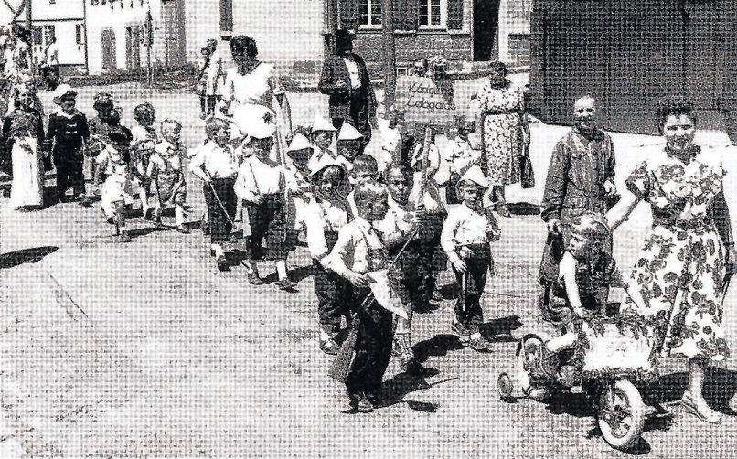 Beim Kinderfest 1952 ließ sich der Kindergarten von der Krönung der englischen Königin Elisabeth II. inspirieren. Bild: Gemeinde Vöhringen