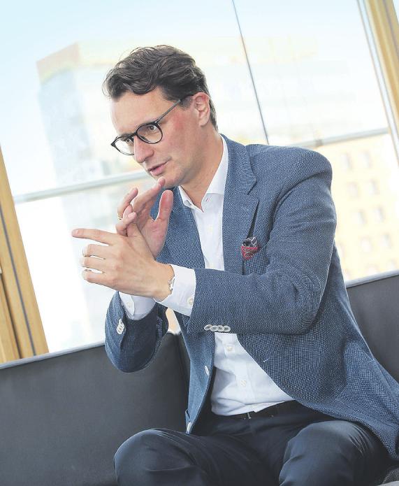 Hendrik Wüst spricht sich für einen Mix der Verkehrsträger aus Bild: Anke Hesse/Fotografie & Fotomarketing Hendrik Wüst spricht sich für einen Mix der Verkehrsträger aus Bild: Anke Hesse/Fotografie & Fotomarketing