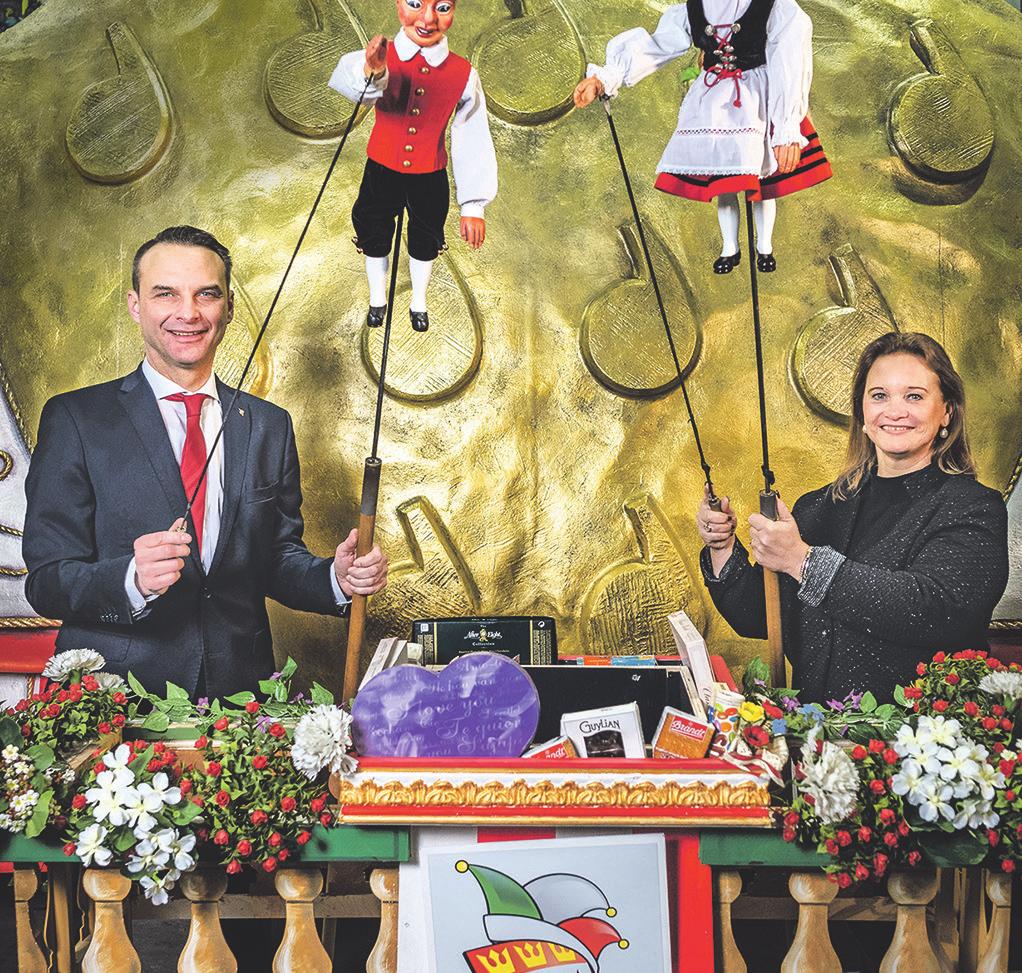 Zugleiter Holger Kirsch und Hänneschen-Intendantin Frauke Kemmerling stellen den Puppenzug vor Zugleiter Holger Kirsch und Hänneschen-Intendantin Frauke Kemmerling stellen den Puppenzug vor