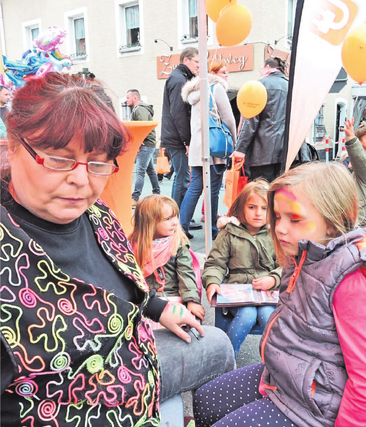 Auch für die Kinder ist beim Nailaer Herbst wieder allerhand geboten – da kommt keine Langeweile auf. So wird der Markt zu einem lohnenden Ziel für einen sonntäglichen Familienausflug. Auch für die Kinder ist beim Nailaer Herbst wieder allerhand geboten – da kommt keine Langeweile auf. So wird der Markt zu einem lohnenden Ziel für einen sonntäglichen Familienausflug.