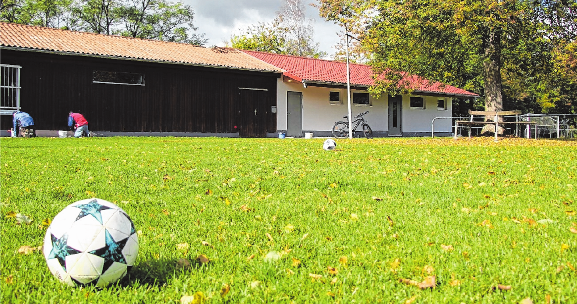 Am Sportheim auf dem Spielberg werden von Helfern letzte Verschönerungen vorgenommen, bevor das Kirchweihwochenende startet. FOTO: GUDRUN KLOPF Am Sportheim auf dem Spielberg werden von Helfern letzte Verschönerungen vorgenommen, bevor das Kirchweihwochenende startet. FOTO: GUDRUN KLOPF