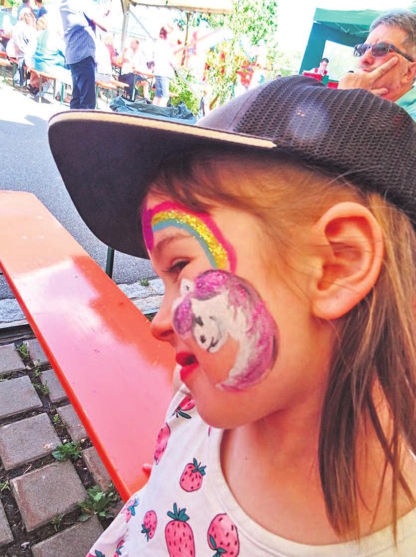 Für die Kinder gibt es ein tolles Angebot, etwa einen zweisprachigen Puppenworkshop, Kinderschminken (Bild), Ponyreiten, Basteln, T-Shirts besprühen, Aktionen der Verkehrswacht und eine Hüpfburg. Für die Kinder gibt es ein tolles Angebot, etwa einen zweisprachigen Puppenworkshop, Kinderschminken (Bild), Ponyreiten, Basteln, T-Shirts besprühen, Aktionen der Verkehrswacht und eine Hüpfburg.