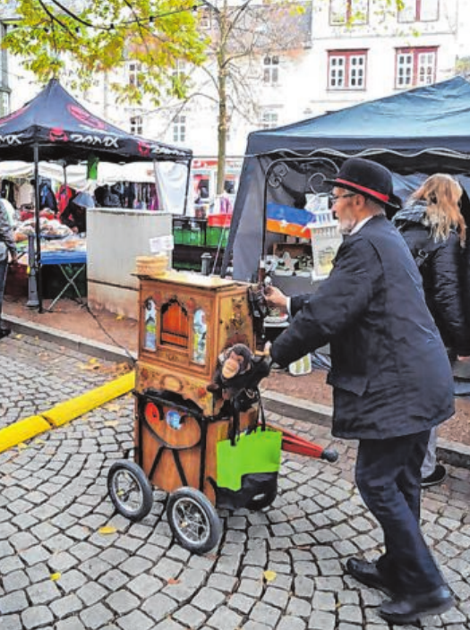 Auch ein Leierkasten-Mann ist immer wieder beim Hubertusmarkt mit dabei. Auch ein Leierkasten-Mann ist immer wieder beim Hubertusmarkt mit dabei.