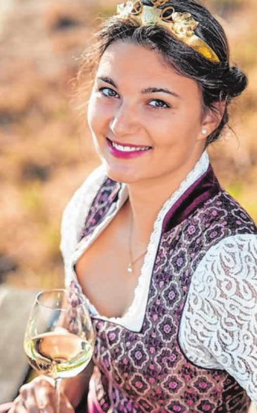 Die Fränkische Weinprinzessin 2019/20 Selina Knies ist ebenfalls vor Ort. Die Fränkische Weinprinzessin 2019/20 Selina Knies ist ebenfalls vor Ort.