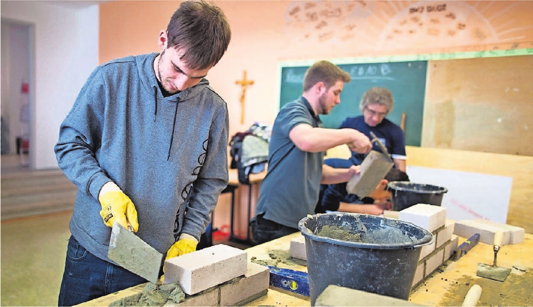 In den Arbeitskursen können die jungen Gäste selbst Hand anlegen. In den Arbeitskursen können die jungen Gäste selbst Hand anlegen.