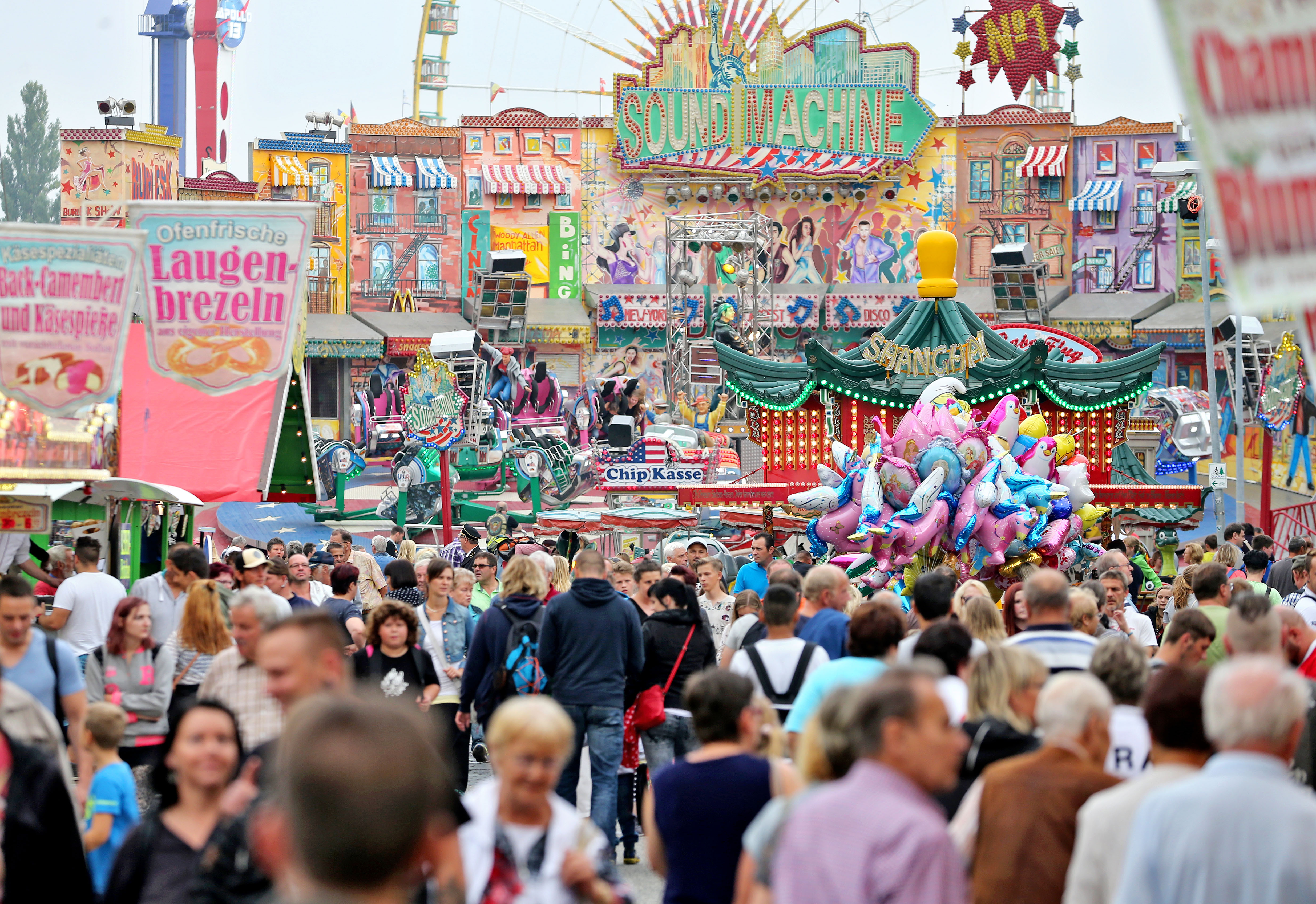 Eisleber Wiesenmarkt und „Kleine Wiese“: Mit Festumzug, Rummel, Markttreiben, Bauernmarkt, Bühnenprogramm im Festzelt, Ballonglühen, dem Maskottchen Wiesi und einem riesigen Publikum ist die mehrtägige Veranstaltung laut Organisatoren das größte Volksfest in Mitteldeutschland. FOTOS: DPA/JAN WOITAS (2); MZ-ARCHIV/LUKASCHEK Eisleber Wiesenmarkt und „Kleine Wiese“: Mit Festumzug, Rummel, Markttreiben, Bauernmarkt, Bühnenprogramm im Festzelt, Ballonglühen, dem Maskottchen Wiesi und einem riesigen Publikum ist die mehrtägige Veranstaltung laut Organisatoren das größte Volksfest in Mitteldeutschland. FOTOS: DPA/JAN WOITAS (2); MZ-ARCHIV/LUKASCHEK