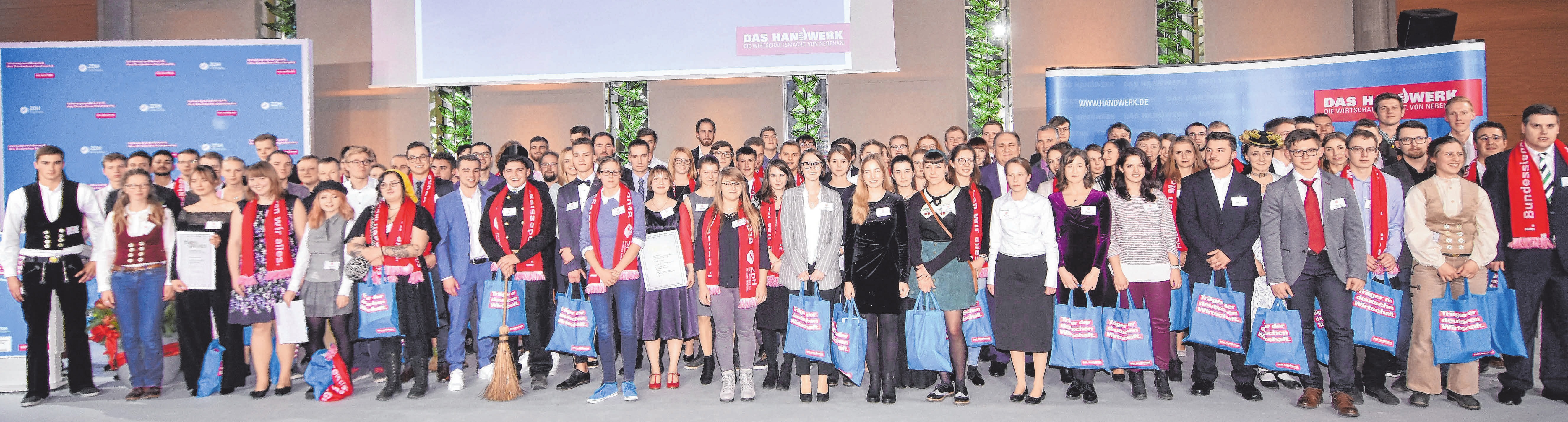 Die nächste Generation – unter diesem Titel fand der diesjährige Leistungswettbewerb des Deutschen Handwerks statt. FOTO: ZDH/BILDSCHÖN Die nächste Generation – unter diesem Titel fand der diesjährige Leistungswettbewerb des Deutschen Handwerks statt. FOTO: ZDH/BILDSCHÖN