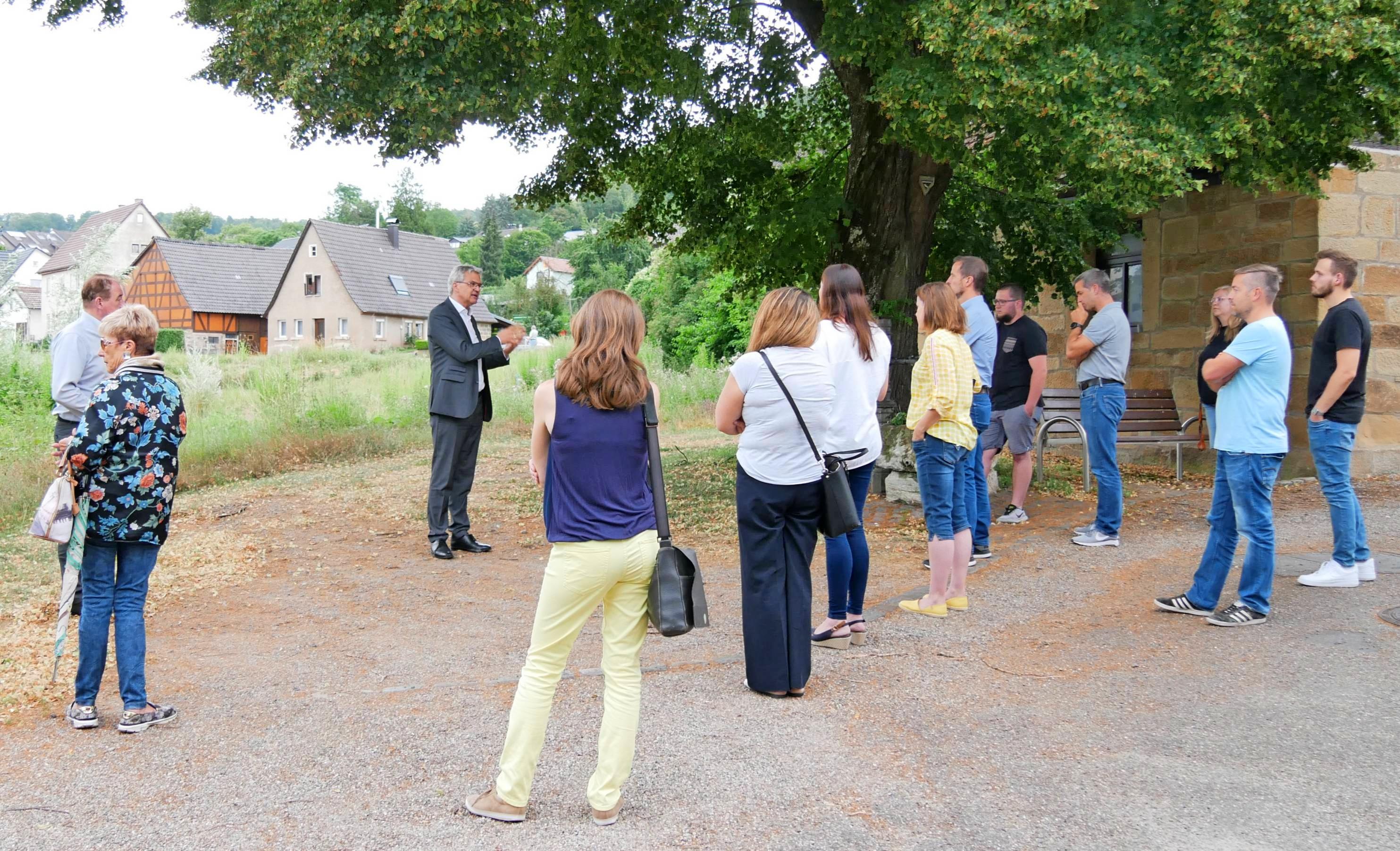 Oberbürgermeister Steffen Hertwig erläutert den Teilnehmern der Veranstaltung „OB vor Ort“ in Dahenfeld die Planungen zur Erschließung des Baugebiets Brunnengasse. Foto: snp Oberbürgermeister Steffen Hertwig erläutert den Teilnehmern der Veranstaltung „OB vor Ort“ in Dahenfeld die Planungen zur Erschließung des Baugebiets Brunnengasse. Foto: snp