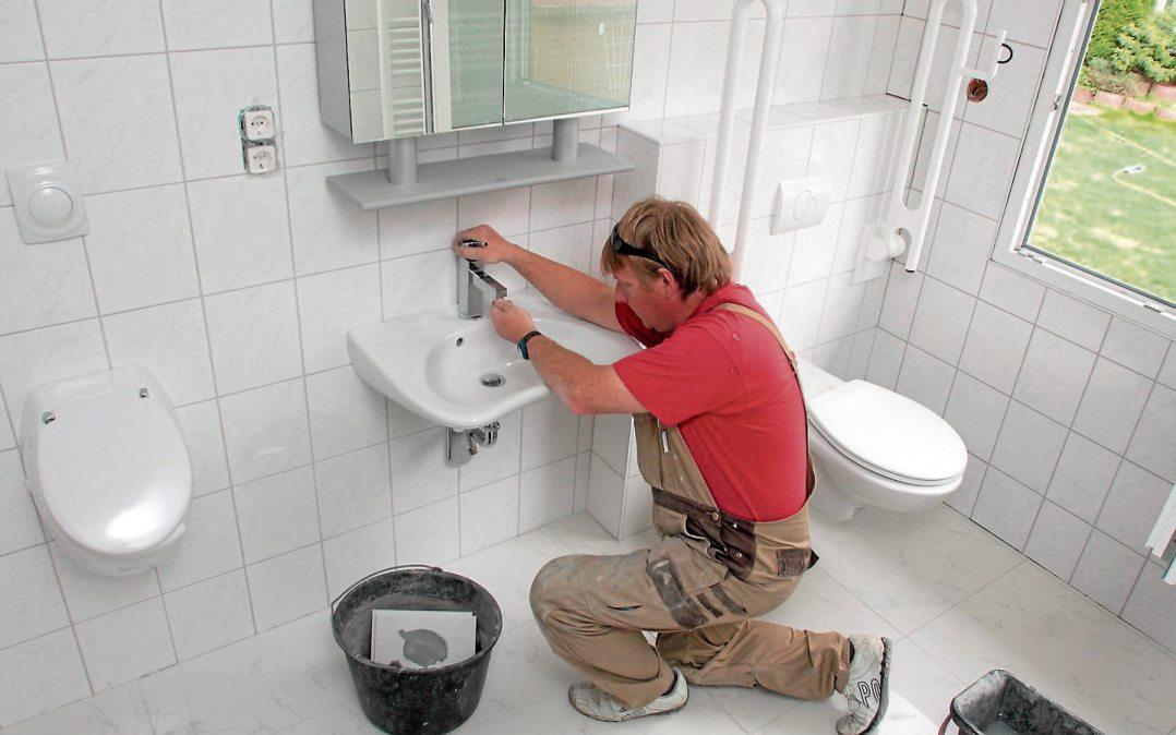 Häufig haben Seniorinnen und Senioren Bedenken, einen Handwerker zu bestellen, weil sie nicht mehr so gut hören oder sehen können und darum fürchten, dass Handwerker ungeduldig werden. Diese Sorge brauchen sie nicht zu haben, wenn sie einen Betrieb mit 60+ Zertifizierung beauftragen. Archivbild: Wüstenrot Häufig haben Seniorinnen und Senioren Bedenken, einen Handwerker zu bestellen, weil sie nicht mehr so gut hören oder sehen können und darum fürchten, dass Handwerker ungeduldig werden. Diese Sorge brauchen sie nicht zu haben, wenn sie einen Betrieb mit 60+ Zertifizierung beauftragen. Archivbild: Wüstenrot