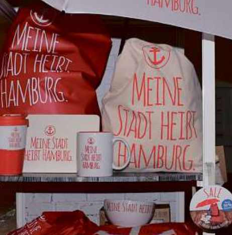 „Mein Weihnachtsgeschenk heißt Hamburg“: In den Haspa-Filialen sind jetzt viele Artikel reduziert. Foto: Torsten Borchers