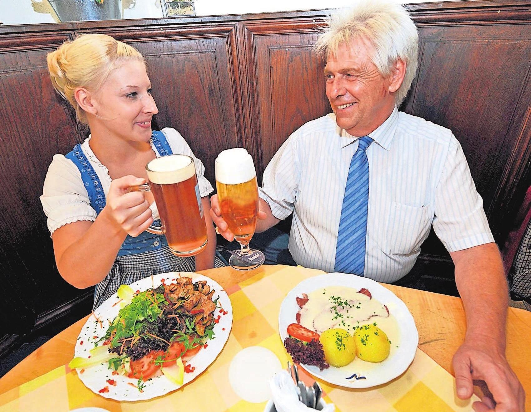 Zünftig lässt sich bei gutem Essen, beispielsweise mit Krenfleisch, und einem Schluck Bier die Kirchweih feiern. Foto: dpa/Marcus Führer Zünftig lässt sich bei gutem Essen, beispielsweise mit Krenfleisch, und einem Schluck Bier die Kirchweih feiern. Foto: dpa/Marcus Führer