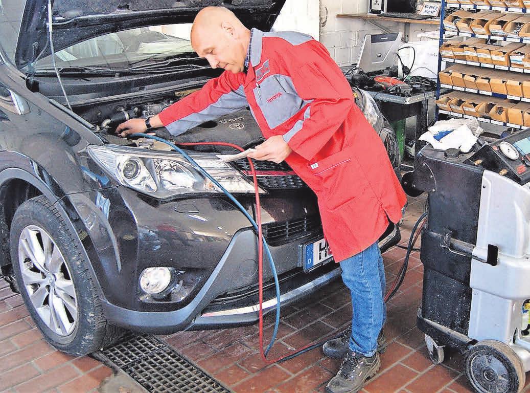Karosseriebaumeister Thomas Rothe hat das Know-how, wenn es um Karosseriebau und Reparaturen geht. Karosseriebaumeister Thomas Rothe hat das Know-how, wenn es um Karosseriebau und Reparaturen geht.