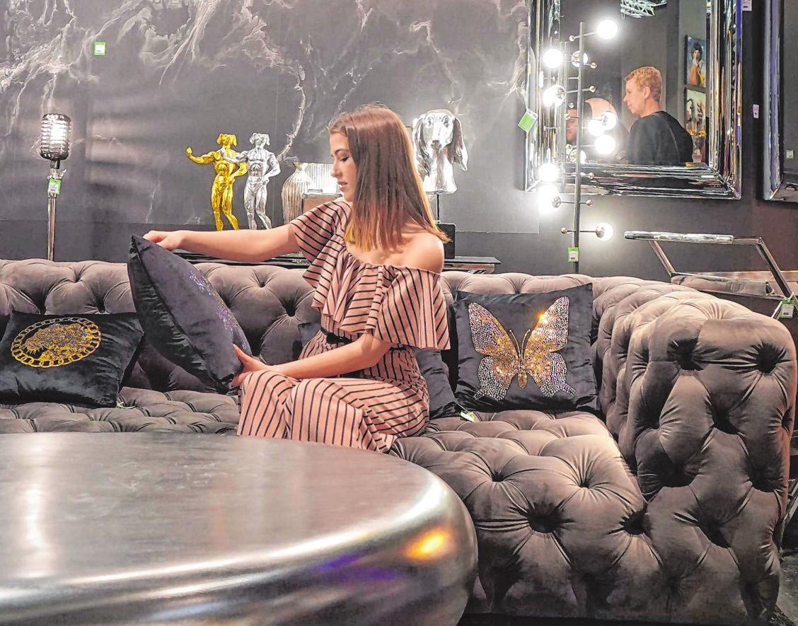 Die internationale Möbel- und Einrichtungsmesse „imm Cologne 2020“ präsentierte jetzt wieder einmal die neuesten Trends der Möbelbranche. Hier wurden Lifestyle, Gemütlichkeit und komfortabler Schick groß geschrieben. Fotos: Dr. Volker Gastreich Die internationale Möbel- und Einrichtungsmesse „imm Cologne 2020“ präsentierte jetzt wieder einmal die neuesten Trends der Möbelbranche. Hier wurden Lifestyle, Gemütlichkeit und komfortabler Schick groß geschrieben. Fotos: Dr. Volker Gastreich