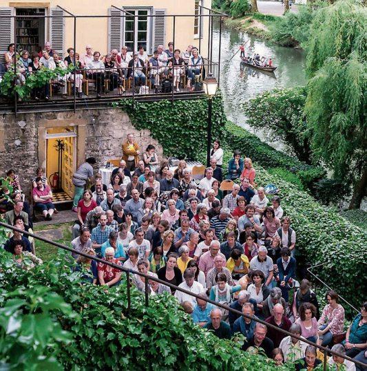 Literatur an lauschigen Orten erleben: Von Freitag, 5., bis Sonntag, 7. Juli, findet in Tübingen wieder das Tübinger Bücherfest statt. Rund 70 Veranstaltungen locken an teils ungewöhnliche Orte, zahlreiche namhafte Autorinnen und Autoren werden ihr Publikum in den Bann ziehen. Anlässlich der 50-jährigen Städtepartnerschaft mit Durham ist England das diesjährige Schwerpunktthema. Bilder: Michael Raffel, Buchhandlung Osiander
