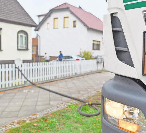Dieses Bild einer Öllieferung vor der Heizsaison könnte bald der Vergangenheit angehören. Foto: Patrick Pleul/dpa-tnm Dieses Bild einer Öllieferung vor der Heizsaison könnte bald der Vergangenheit angehören. Foto: Patrick Pleul/dpa-tnm