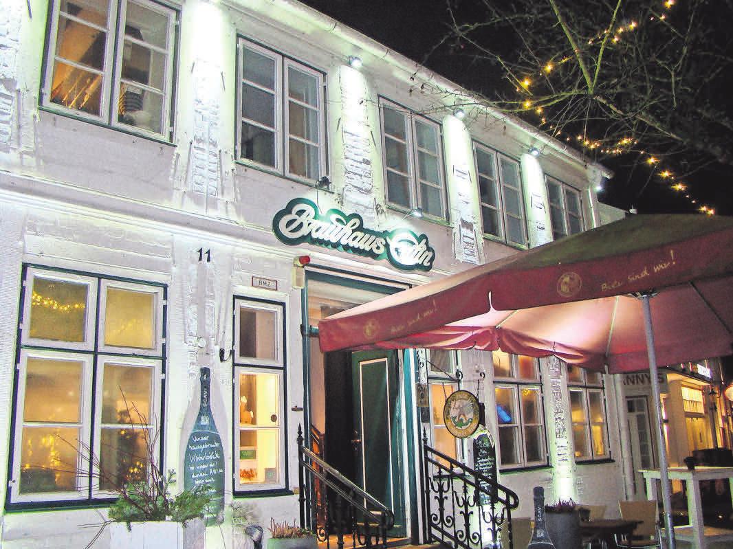 Im Brauhaus Eutin wird das Bier noch selbst gebraut. Im Winter lockt zudem die Eisbahn auf dem Markt vor der Haustür. Astrid Jabs Im Brauhaus Eutin wird das Bier noch selbst gebraut. Im Winter lockt zudem die Eisbahn auf dem Markt vor der Haustür. Astrid Jabs