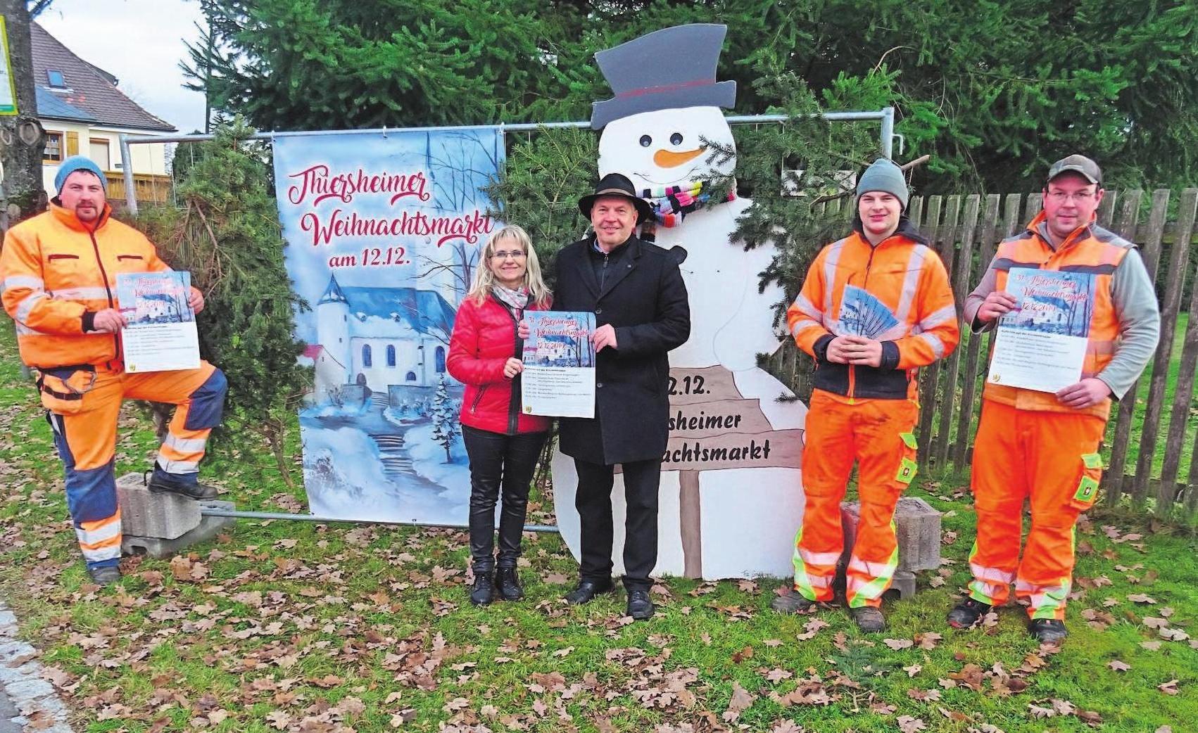Die Vorbereitungen für den 31. Thiersheimer Weihnachtsmarkt am Donnerstag, 12. Dezember, sind in vollem Gange (von links): Achim Lehnert, Margit Hofmann, Bürgermeister Bernd Hofmann, Christoph Jabusch und Christopher Medick. Fotos: Gemeinde Thiersheim Die Vorbereitungen für den 31. Thiersheimer Weihnachtsmarkt am Donnerstag, 12. Dezember, sind in vollem Gange (von links): Achim Lehnert, Margit Hofmann, Bürgermeister Bernd Hofmann, Christoph Jabusch und Christopher Medick. Fotos: Gemeinde Thiersheim
