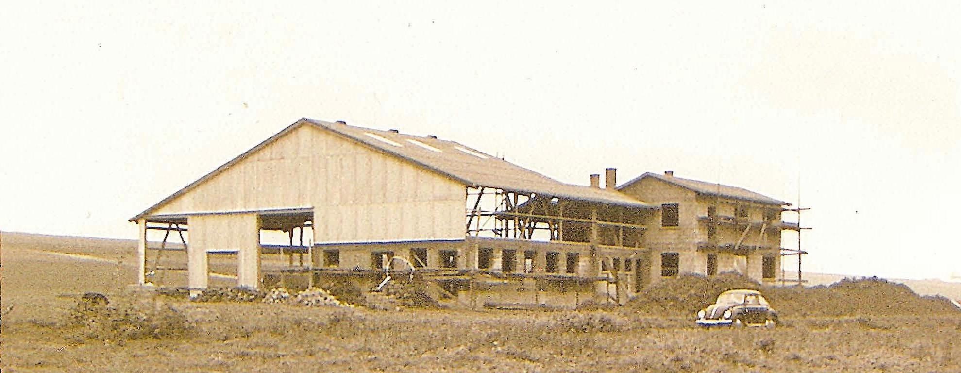 In harter Handarbeit wurde der Aussiedlerhof der Familie Siegel in Botenheim gebaut – ganz ohne Kran. In harter Handarbeit wurde der Aussiedlerhof der Familie Siegel in Botenheim gebaut – ganz ohne Kran.