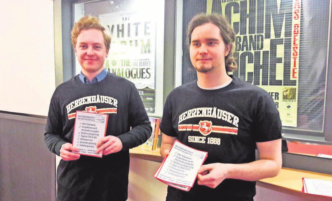Die Herrnhäuser Brauerei wurde zuletzt von 3500 Besuchern dank der schicken T-Shirts wahrgenommen, die die beiden Verteiler der Programmhefte übergestreift hatten. Die Herrnhäuser Brauerei wurde zuletzt von 3500 Besuchern dank der schicken T-Shirts wahrgenommen, die die beiden Verteiler der Programmhefte übergestreift hatten.