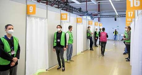 Hunderte Freiwillige leisten in den Berliner Impfzentren täglich ihren Beitrag zur Bewältigung der Pandemie. FOTO: SOEREN STACHE / PICTURE ALLIANCE/DPA Hunderte Freiwillige leisten in den Berliner Impfzentren täglich ihren Beitrag zur Bewältigung der Pandemie. FOTO: SOEREN STACHE / PICTURE ALLIANCE/DPA
