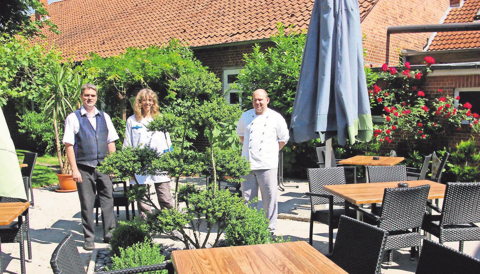Freuen sich auf ihre Gäste (von links): Roland und Bianca Knop sowie Küchenchef Markus Ring. Freuen sich auf ihre Gäste (von links): Roland und Bianca Knop sowie Küchenchef Markus Ring.