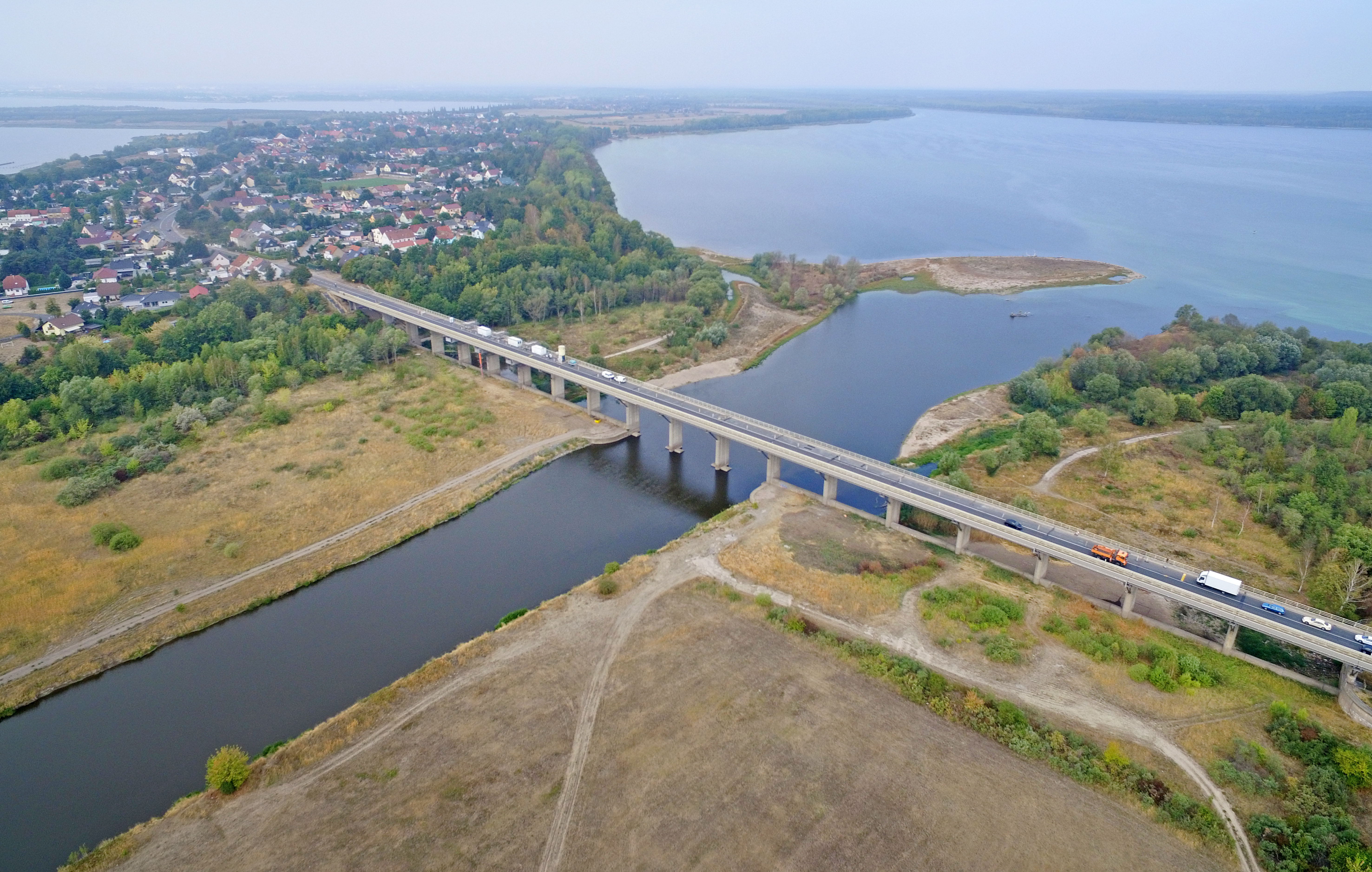Der Muldestausee (rechts) wurde 1975 geflutet und hat sich seitdem zu einem beliebten Erholungsgebiet entwickelt. FOTO: ANDRÉ KEHRER Der Muldestausee (rechts) wurde 1975 geflutet und hat sich seitdem zu einem beliebten Erholungsgebiet entwickelt. FOTO: ANDRÉ KEHRER