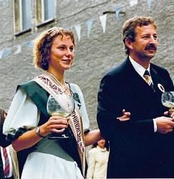 Winzerfest 1995: Weinkönigin Nancy Boy mit Siegfried Boy. FOTO: WEINBAUVERBAND Winzerfest 1995: Weinkönigin Nancy Boy mit Siegfried Boy. FOTO: WEINBAUVERBAND