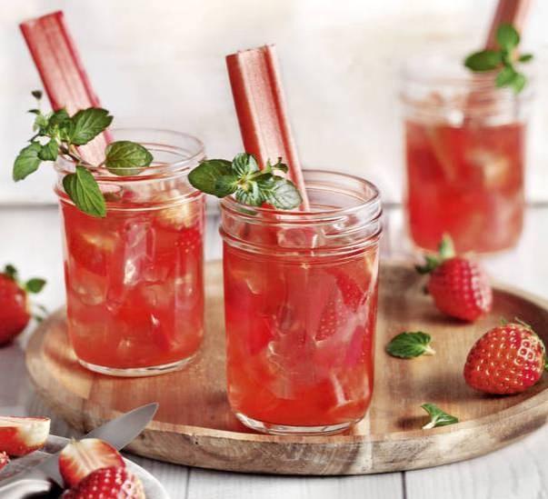 Sommerlich-fruchtig, der Erdbeer-Rhabarber-Drink mit Minze. Foto: Diamant Zucker Sommerlich-fruchtig, der Erdbeer-Rhabarber-Drink mit Minze. Foto: Diamant Zucker