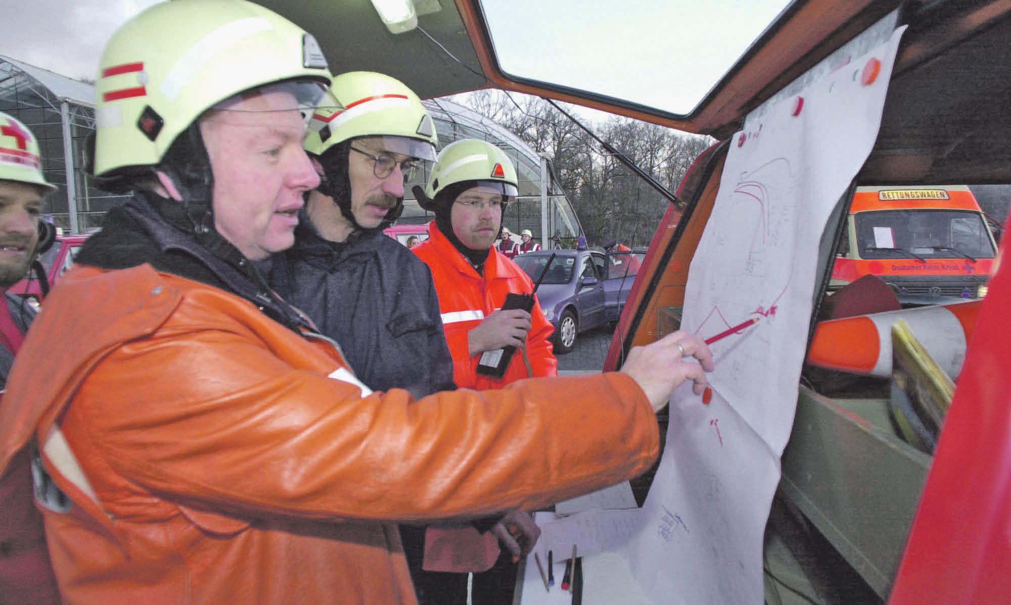 Der ehemalige Zugführer Ralf Müller (hier bei einem früheren Einsatz) erinnert sich, dass man als Brandmeister vom Dienst hundertprozentig gefordert ist. Foto: Feuerwehr Gifhorn Der ehemalige Zugführer Ralf Müller (hier bei einem früheren Einsatz) erinnert sich, dass man als Brandmeister vom Dienst hundertprozentig gefordert ist. Foto: Feuerwehr Gifhorn